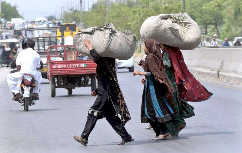 راولپنڈی: خانہ بدوش خواتین سروں پر بھاری گٹھڑیاں اٹھائے ..