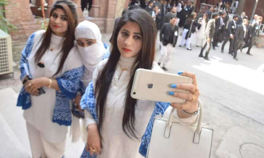 لاہور: ہائیکورٹ بار کے سالانہ انتخابات کے موقع پر خواتین ..