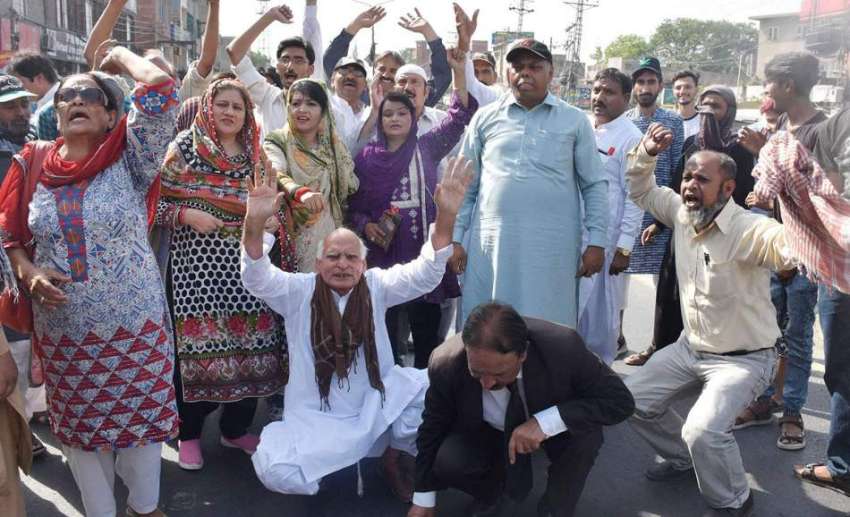 لاہور: پیپلز پارٹی کے کارکن سابق صدر آصف علی زرداری کی نیب ..
