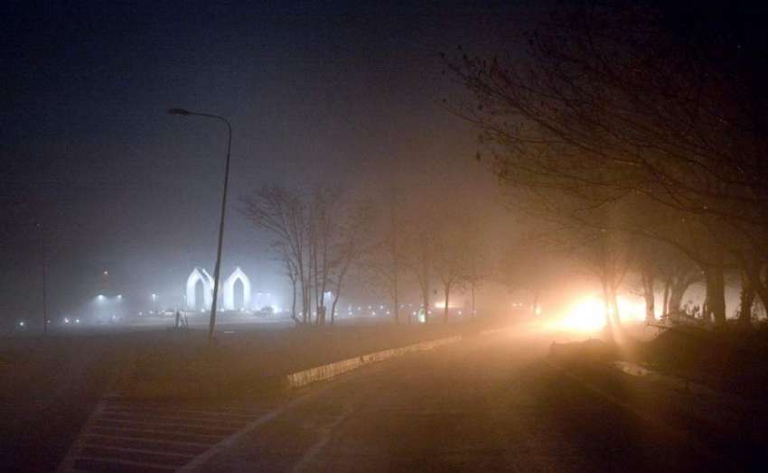 اسلام آباد: وفاقی دارالحکومت میں چھائی دھند کا منظر۔