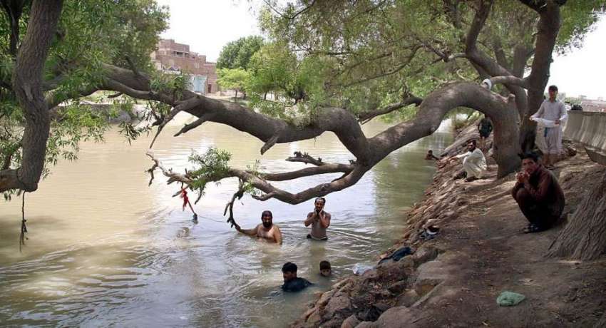 حیدر آباد: شہری گرمی کی شدت کم کرنے کے لیے نہر میں نہا رہے ..