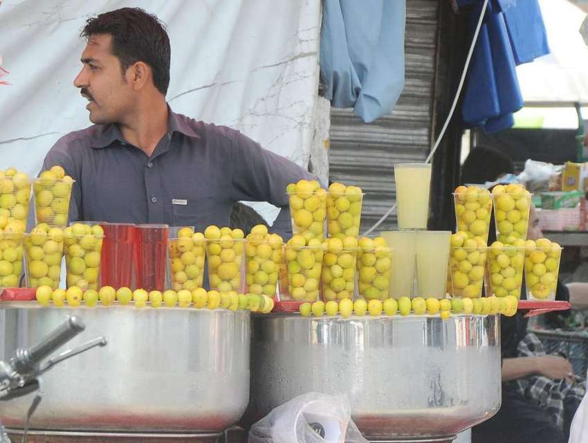 راولپنڈی: شدید گرمی میں ایک دکاندار نے ٹھنڈا مشروب سجا رکھا ..