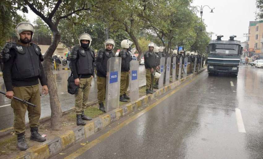 لاہور : پی آئی سی پرعمل آور ہونے والے وکلاء کی انسداد دہشت ..