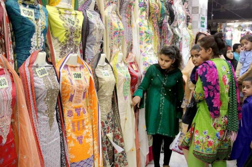 حیدر آباد: عید کی تیاریوں میں مصروف خواتین ایک دکان سے کپڑے ..