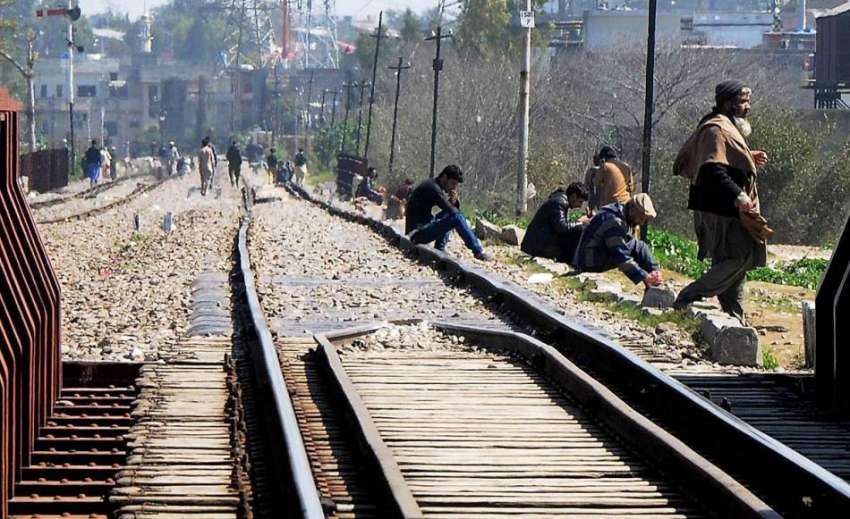 راولپنڈی: مڑیڑ ریلوے ٹریک پر شہری خطرناک انداز میں بیٹھے ..