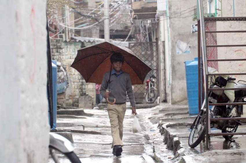 اسلام آباد: وفاقی دارالحکومت میں ایک طالبعلم بارش سے بچنے ..