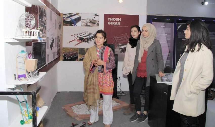 لاہور: لڑکیاں نیشنل کالج آف آرٹس میں نمائش دیکھ رہی ہیں۔