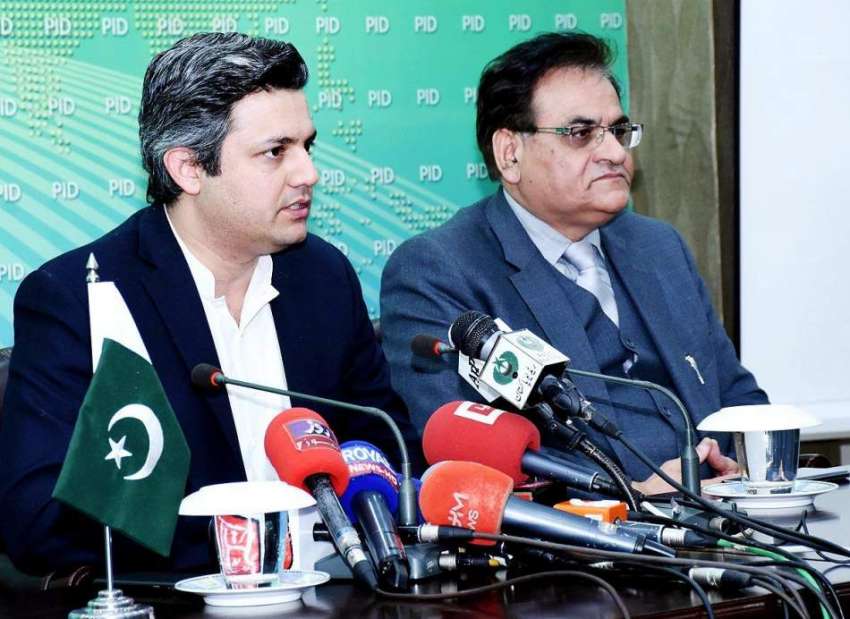 اسلام آباد: وزیر مملکت برائے ریونیو حماد اظہر پریس کانفرنس ..