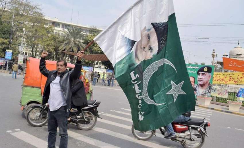 لاہور: مال روڈ پر ایک شہری قومی پرچم لہرا کے پاک فوج سے یکجہتی ..