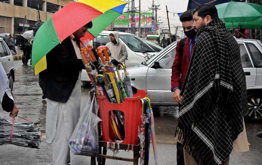 راولپنڈی: شہری بارش سے بچنے کے لے چھتری خرید رہے ہیں۔