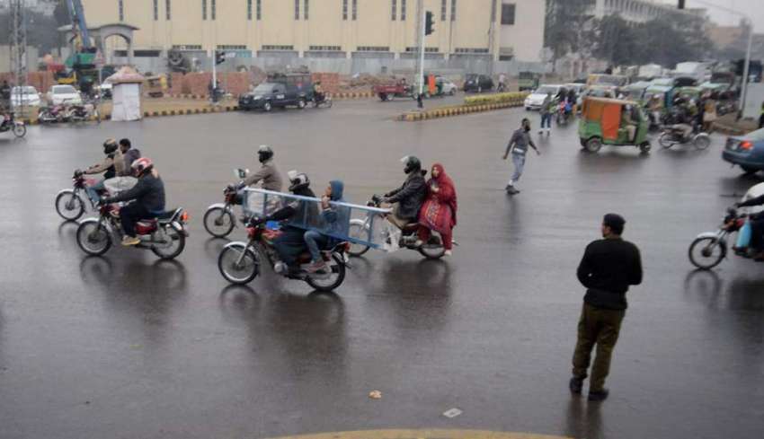 لاہور: صوبائی دارالحکومت میں ہونیوالی بارش کے دوران ٹریفک ..