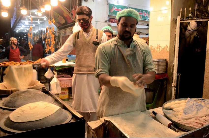 راولپنڈی: مقامی ہوٹل میں ملازمین چپاتیاں پکانے میں مصروف ..