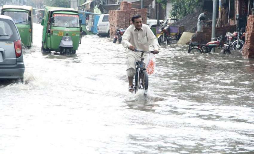 لاہور: شہر میں ہونے والی موسلا دھار بارش کے بعد مزنگ کے علاقہ ..