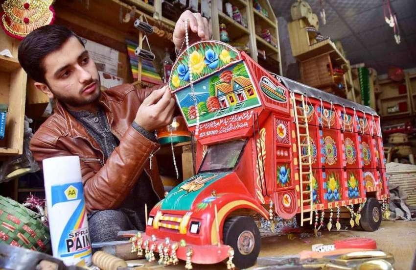 پشاور: نوجوان آرٹسٹ ٹرک کا ماڈل تیار کررہا ہے۔