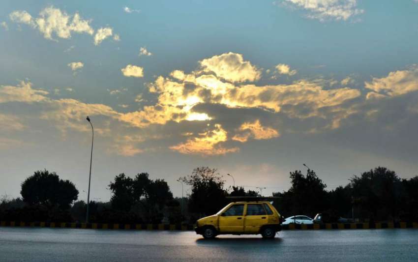 اسلام آباد: وفاقی دارالحکومت میں غروب آفتاب کے دوران سنہری ..