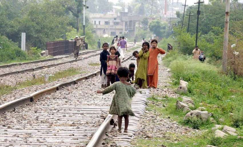 راولپنڈی: خانہ بدوش بچہ ریلوے ٹریک کے قریب کھیل کود میں مصروف ..
