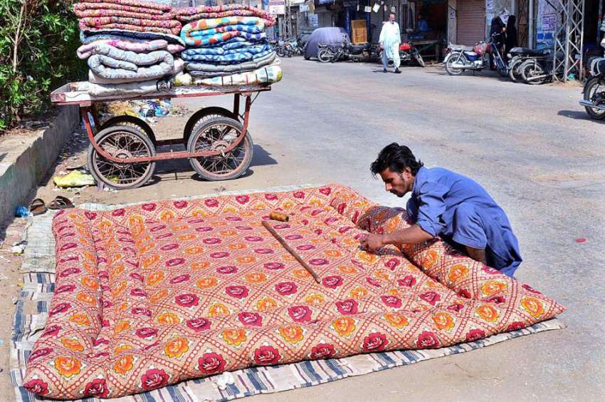 حیدرآباد: موسم سرما کے موسم کے آغاز پر ایک مزدور پٹھان کالونی ..