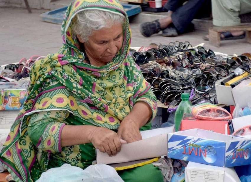 لاہور: ایک بزرگ خاتون عینکیں فروخت کر رہی ہے۔