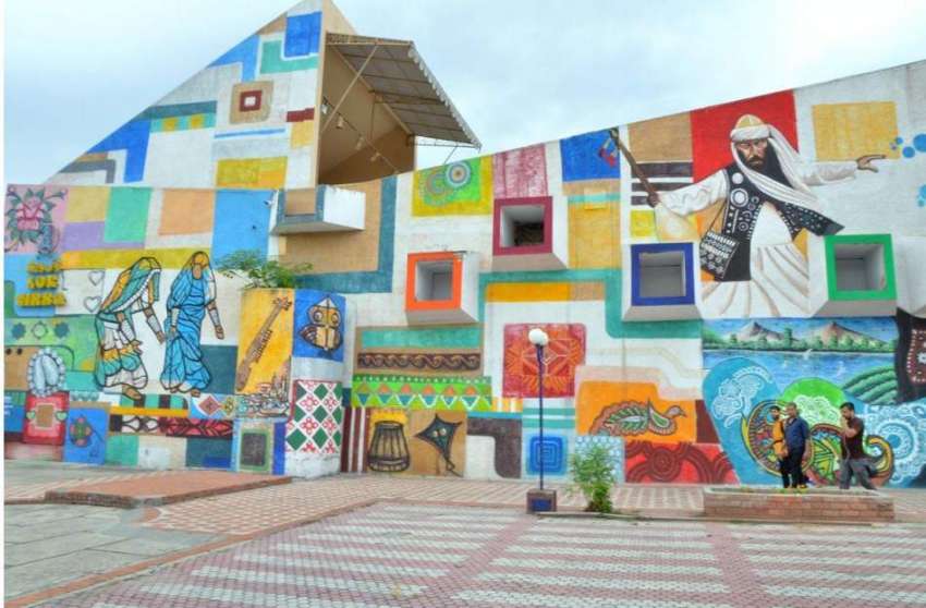 اسلام آباد: لوک ورثہ کی دیوارپر بنائی گئی خوبصورت پینٹنگ۔