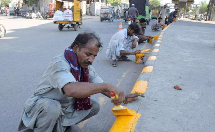 لاہور: کربلا گامہ شاہ کے سامنے مزدور ڈیوائیڈر پر رنگ و روغن ..