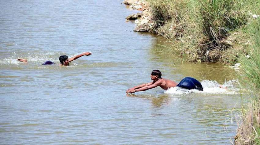 راولپنڈی: نوجوان گرمی کی شدت کم کرنے کے لیے دریا میں نہا ..