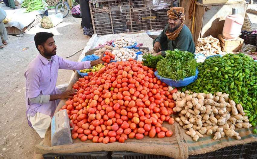 حیدرآباد: لطیف آباد میں سبزی فروخت کرنے والے صارفین کے منتظر ..