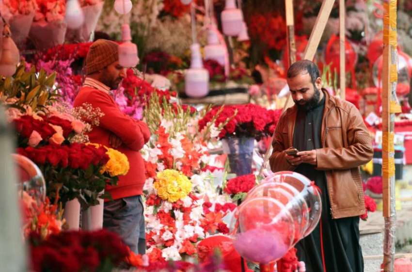اسلام آباد: دکانداروں نے ویلنٹائن ڈے کی مناسبت سے پھول فروخت ..