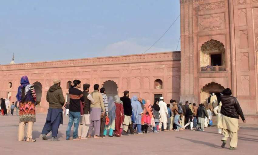 لاہور: بادشاہی مسجد میں شہری مقدس تبرکات دیکھنے کے لیے قطار ..
