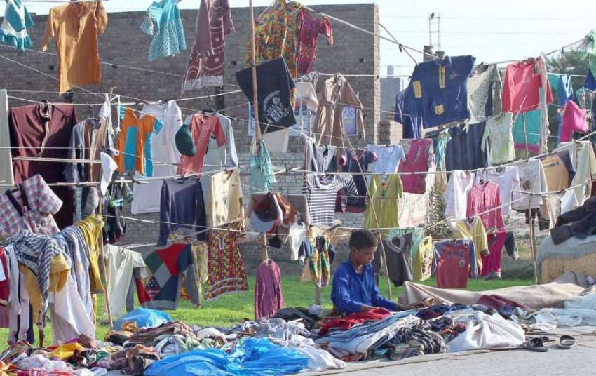 ملتان: سڑک کے کنارے فروش گاہکوں کو راغب کرنے کیلئے کپڑوں ..