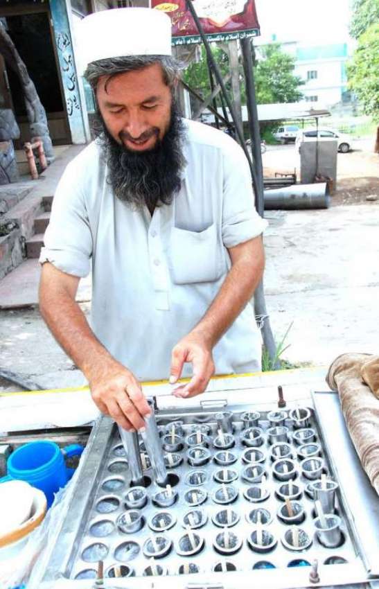 اسلام آباد: دکاندا گاہکوں کو متوجہ کرنے کے لیے کھوئے کی قلفیاں ..