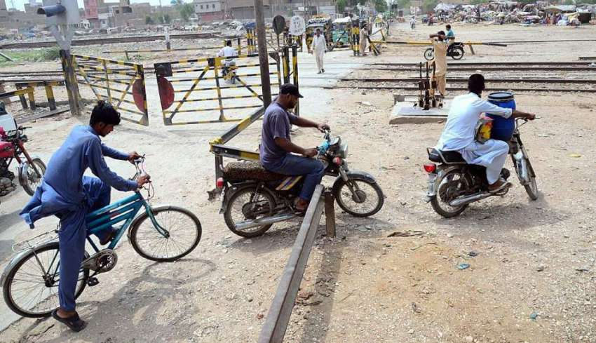 حیدر آباد: موٹر سائیکل سوار شارٹ کٹ راستہ اپناتے ہوئے خطرناک ..