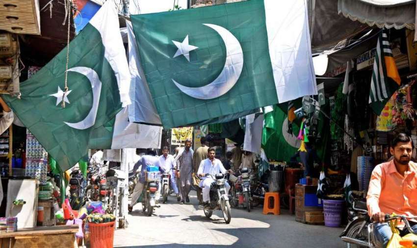 راولپنڈی:14اگست کی تیاریوں کے سلسلے میں دکانداروں نے جھنڈے ..