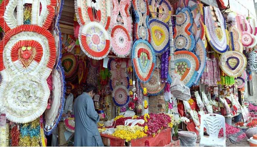 راولپنڈی: دکاندار گاہکوں کو متوجہ کرنے کے لیے پھول سجا رہاہے۔