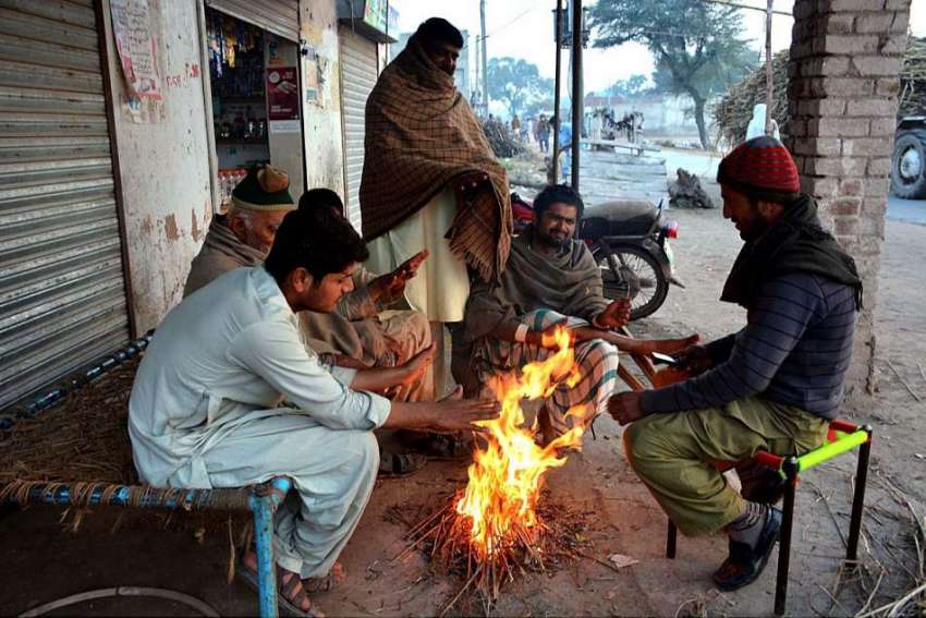 فیصل آباد: سردی کی شدت بڑھتے ہی لوگ آگ لگائے بیٹھے آگ تاپ ..