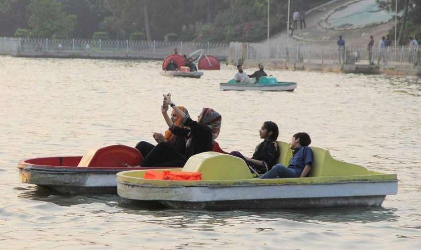 لاہور: جیلانی پارک میں سیر و تفریح کے لیے آئی لڑکیاں کشتی ..