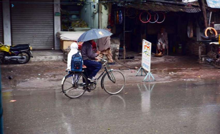 فیصل آباد: شہری سکول سے چھٹی کے بعد بچی کو سائیکل کر بیٹھائے ..