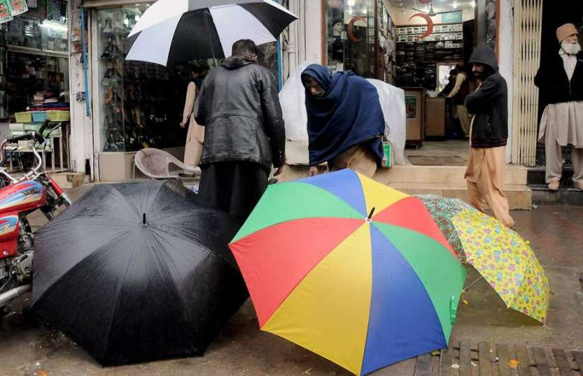 راولپنڈی: دن بھر جاری رہنے والی بارش کے دوران ایک شخص نے ..