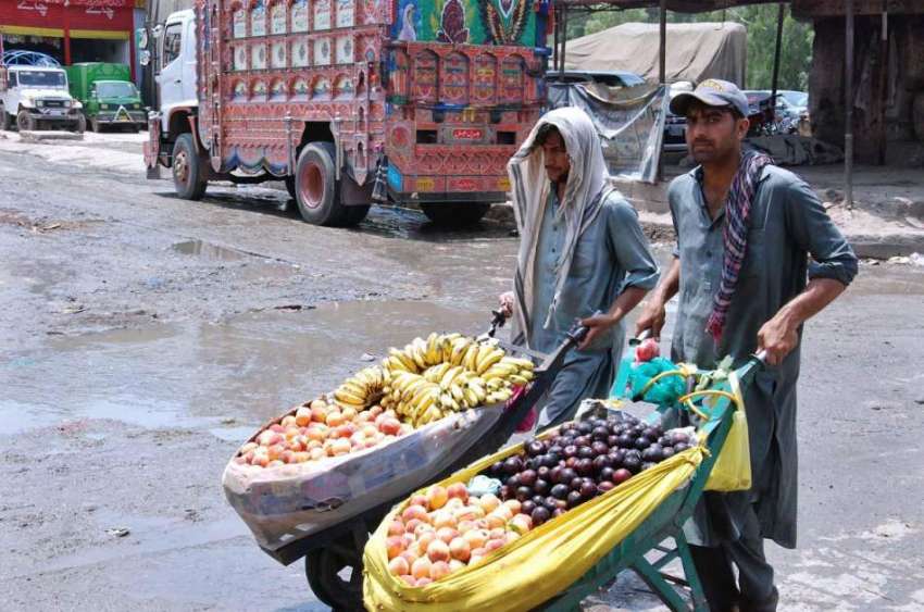 اسلام آباد: ریڑھی بان پھیری لگا کر موسمی پھل فروخت کررہے ..