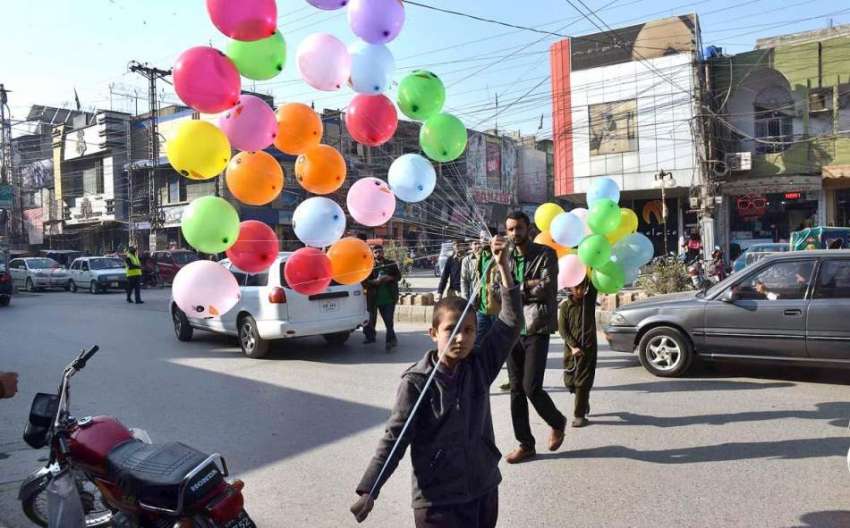 پشاور: کمسن بچہ گھر کی کفالت کے لیے غبارے فروخت کررہا ہے۔