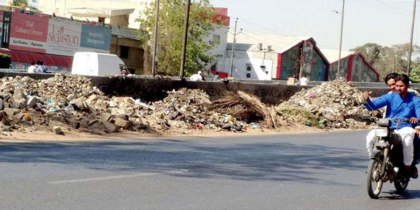 کراچی: واٹر پمپ پل کے ساتھ گرین بیلٹ کچرے کا ڈھیر بنی ہوئی ..