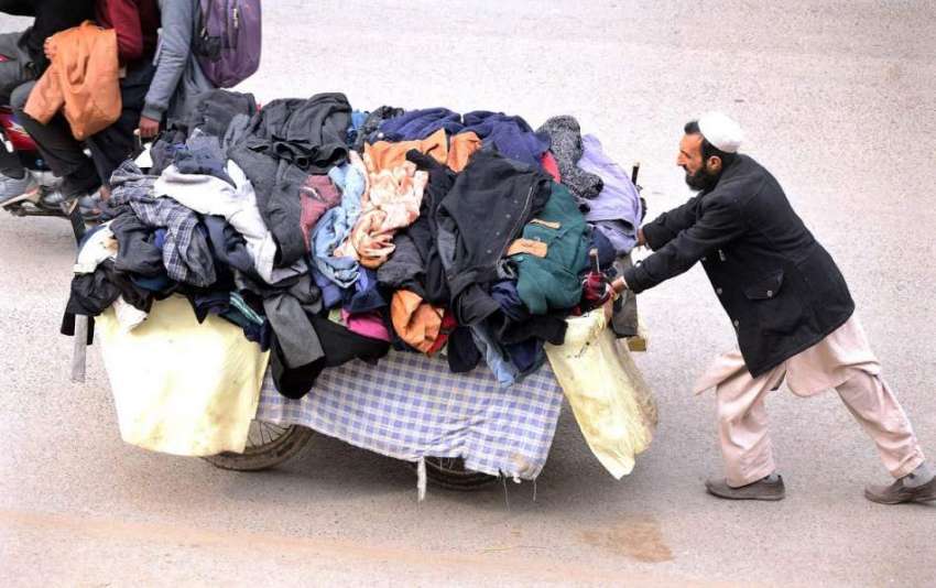 راولپنڈی: ریڑھی بان پھیری لگا کر گرم کپڑے فروخت کر رہاہے۔