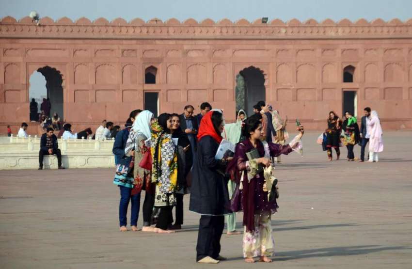 لاہور: باشاہی مسجد کی سیر کی لیے آئی لڑیاں سیلفی بنار ہی ..