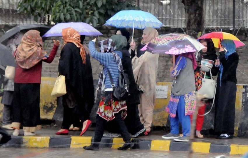راولپنڈی: بارش کے دوران ٹرانسپورٹ کی کمی کے باعث طالبات ..