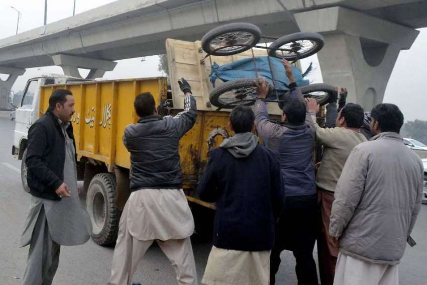 راولپنڈی: ٹی ایم اے اہلکار مری رو ڈ پر تجاوزات میں آنیوالے ..