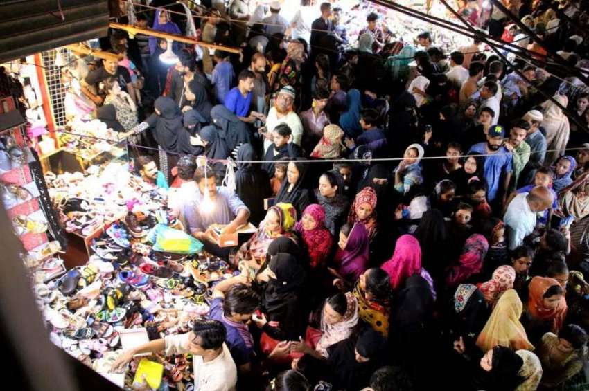 حیدر آباد: عید کی تیاریوں میں مصروف خواتین جھنگ بازار سے ..