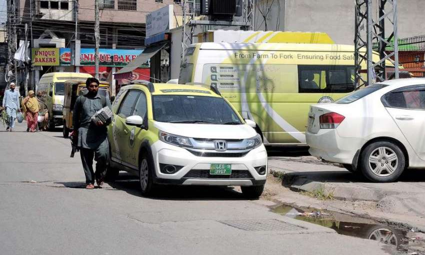 راولپنڈی: فوڈ اتھارٹی کی گاڑیاں فٹ پاتھ پر کھڑی ہیں جبکہ ..