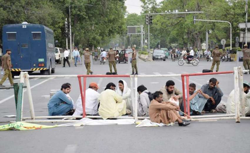 لاہور: نابینا افراد نے اپنے مطالبات کے حق میں دھرنا دیکر ..