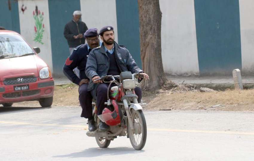 اسلام آباد: پولیس اہلکار قانون کی خلاف ورزی کرتے ہوئے بغیر ..
