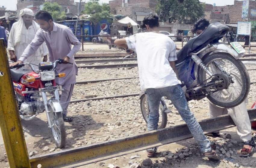 لاہور: شہری خطرناک انداز سے ریلوے ٹریک کراس کر رہے ہیں جو ..