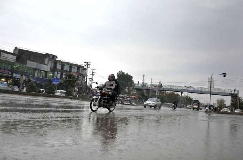 اسلام آباد: وفاقی دارالحکومت ہونیوالی بارش کے دوران موٹر ..